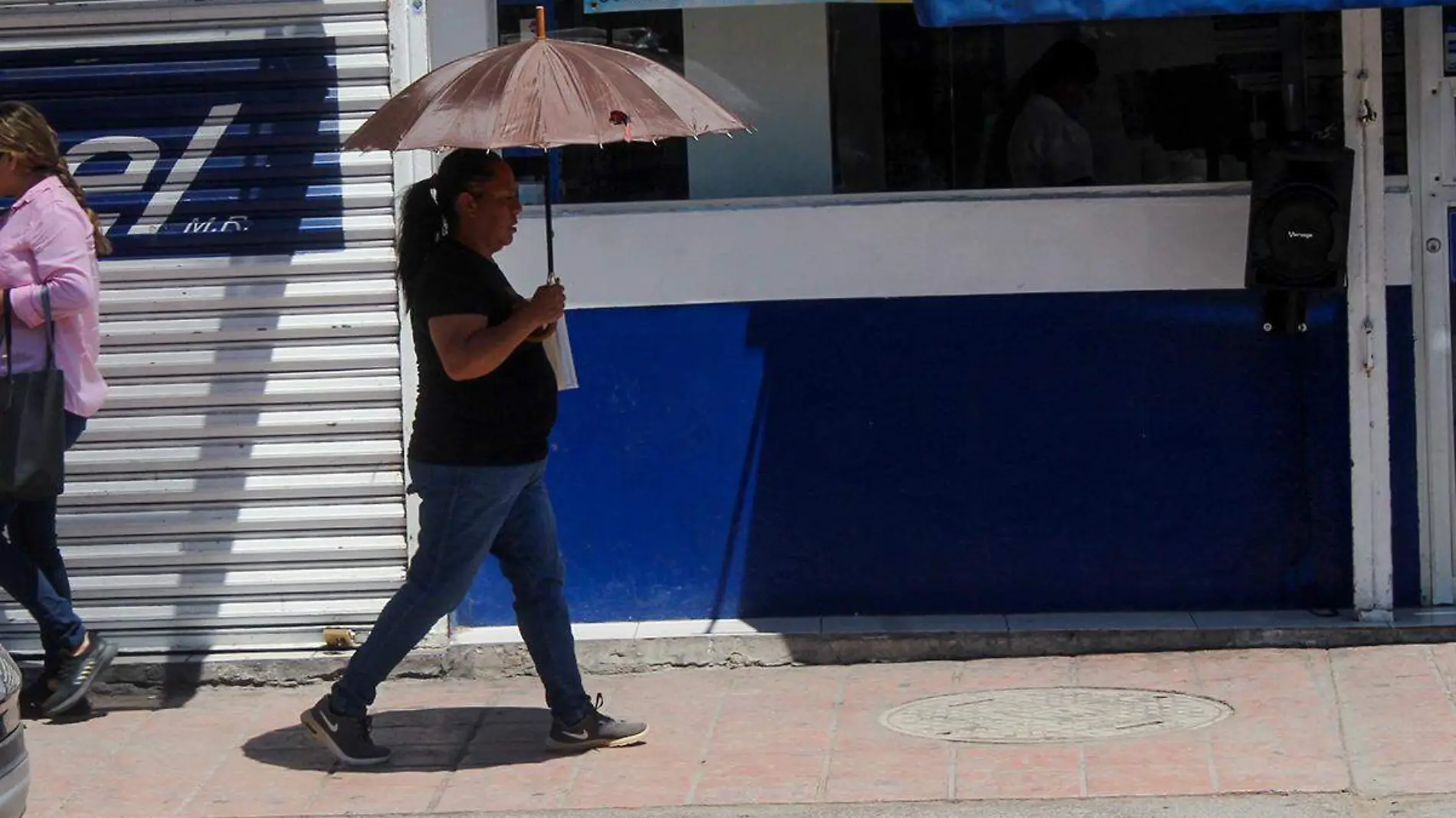 Tematica Clima Gente con Parasol - Mike Acosta (5)